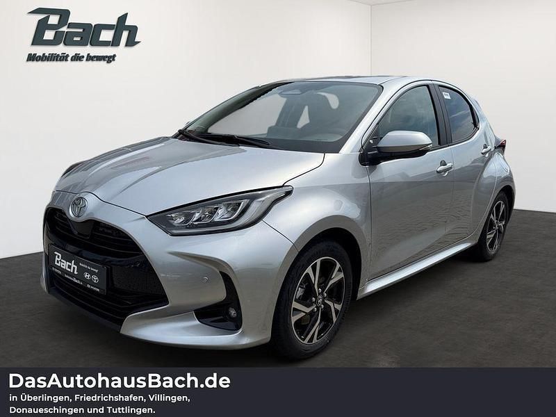 Silber Neu 2025 Toyota Yaris Hybrid Comfort Limousine | 28.460 € (Etwas zu teuer) - Bild 1/4