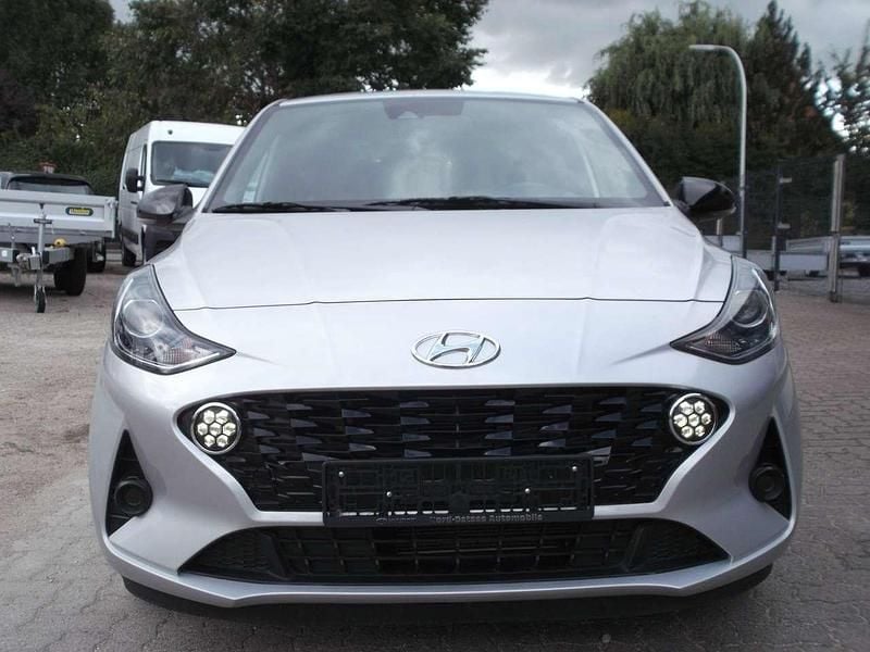 Silber Gebraucht 2023 Hyundai i10 GO! Kleinwagen | 13.500 € (Fairer Preis) - Bild 1/4