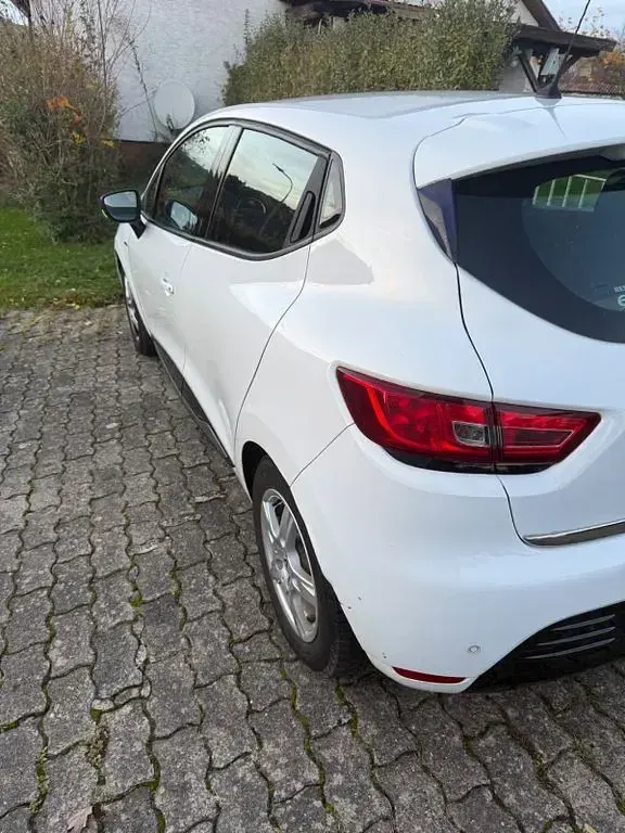 Gebraucht Renault Clio LIMITED 90 PS (66 kW) 2016 Weiß Limousine