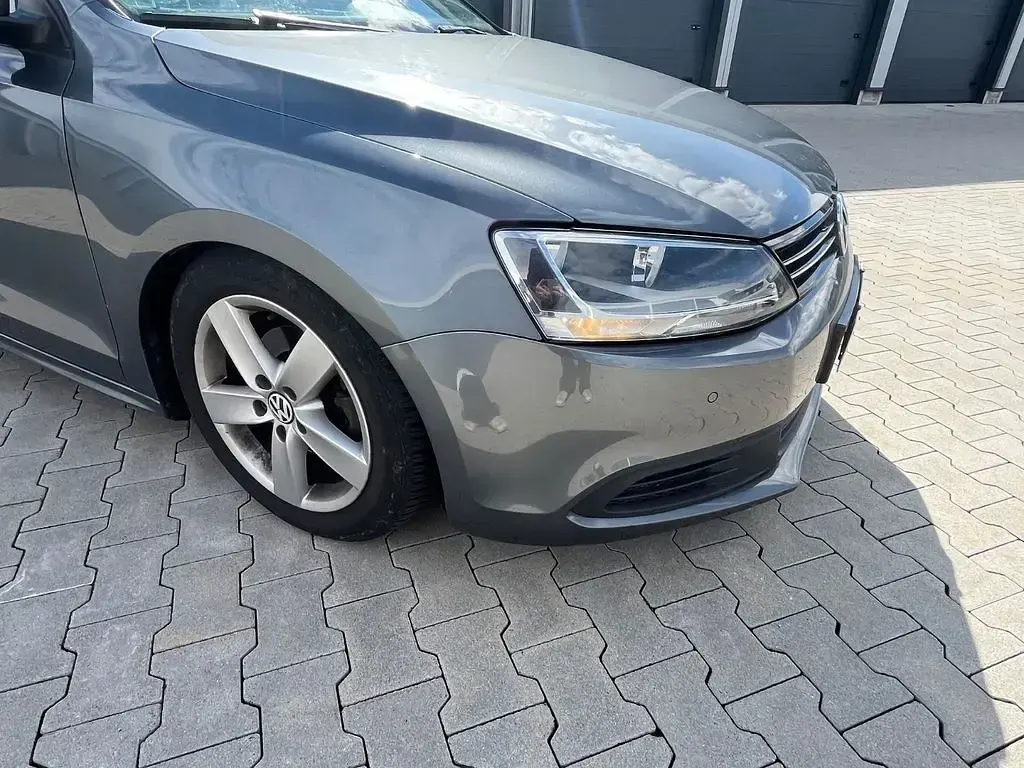 Gebraucht VW Jetta 105 PS (77 kW) 2011 Grau Limousine