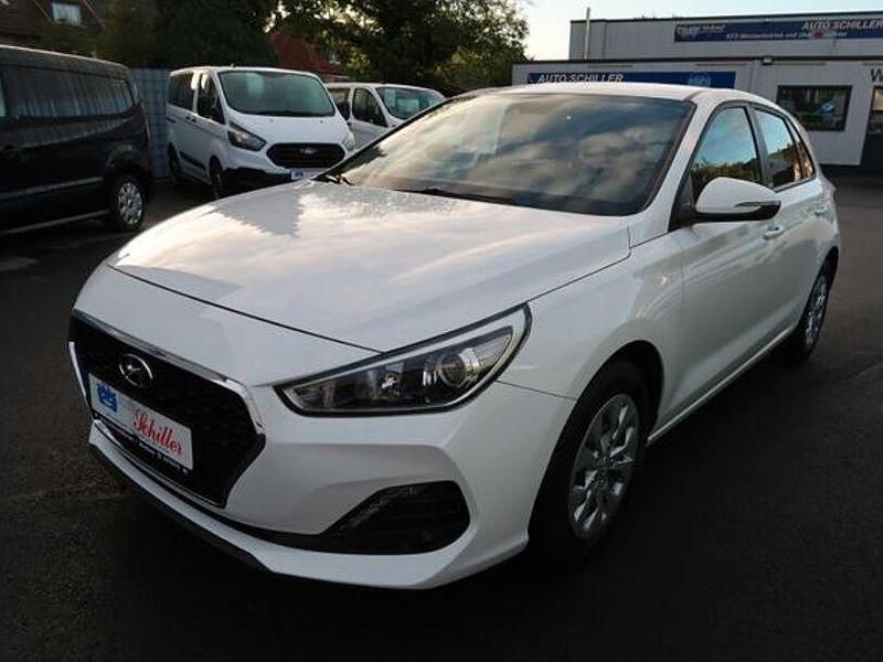 Weiß Gebraucht 2020 Hyundai i30 Select Limousine | 14.700 € (Fairer Preis) - Bild 1/4