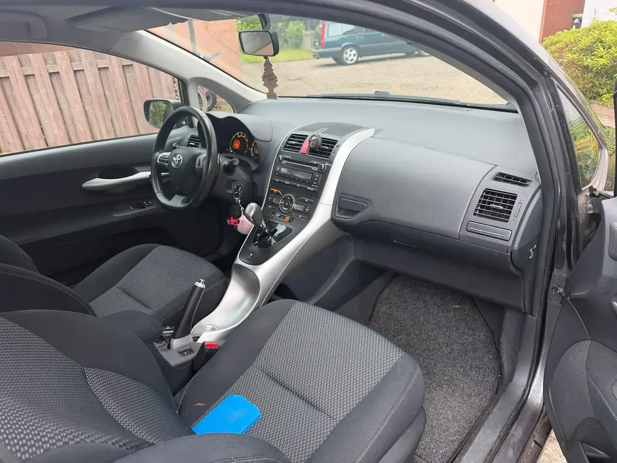 Gebraucht Toyota Auris 132 PS (97 kW) 2011 Grau Kleinwagen