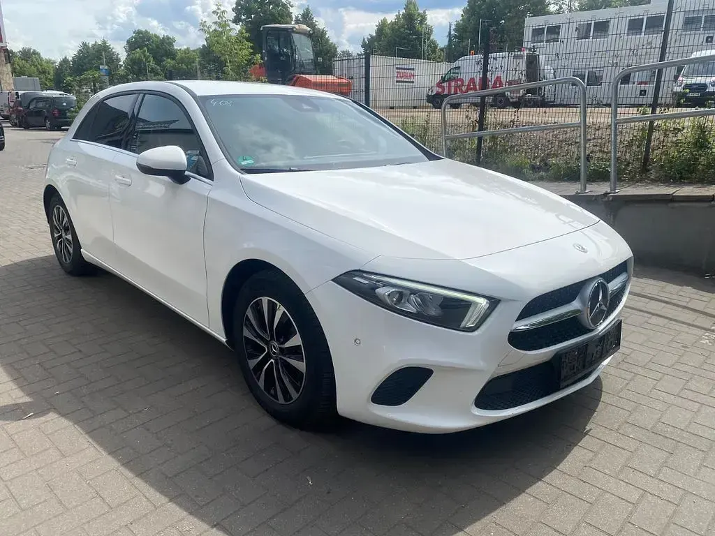 Gebraucht Mercedes A180 116 PS (85 kW) 2022 Weiß Limousine