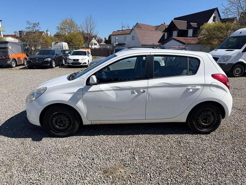 Gebraucht Hyundai i20 Edition 86 PS (63 kW) 2012 Weiß Kleinwagen
