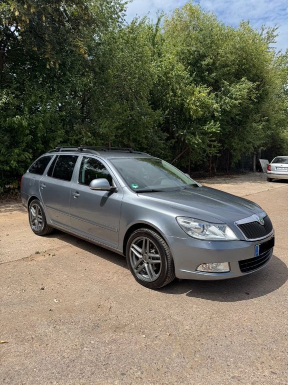 Grau Gebraucht 2012 Skoda Octavia Kombi | 5.300 € (Guter Preis) - Bild 1/4