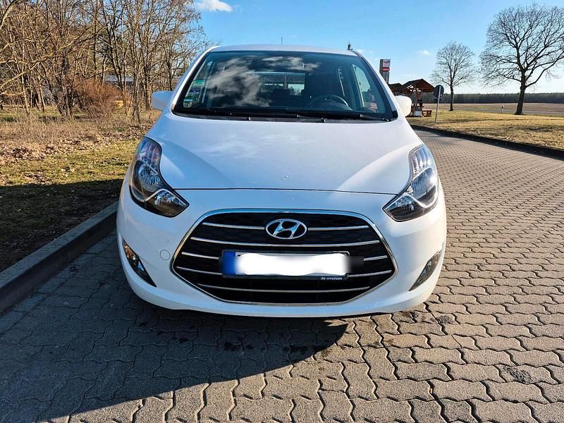 Gebraucht Hyundai ix20 90 PS (66 kW) 2016 Weiß Kleinwagen