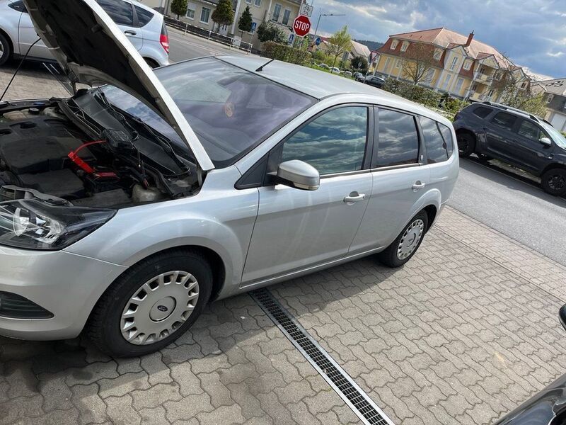 Silber Gebraucht 2008 Ford Focus Ghia Limousine | 850 € (Superpreis) - Bild 1/4