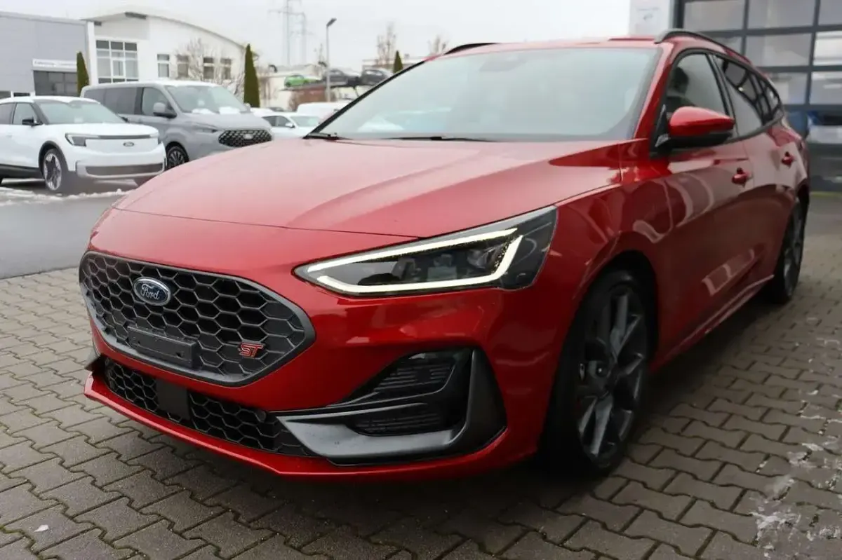 Neu Ford Focus ST 280 PS (205 kW) 2025 Rot Limousine