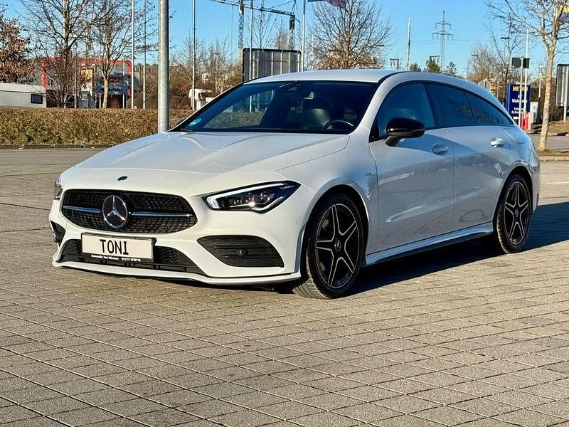 Weiß Gebraucht 2021 Mercedes CLA200 Shooting Brake Edition Kombi | 29.900 € (Fairer Preis) - Bild 1/4