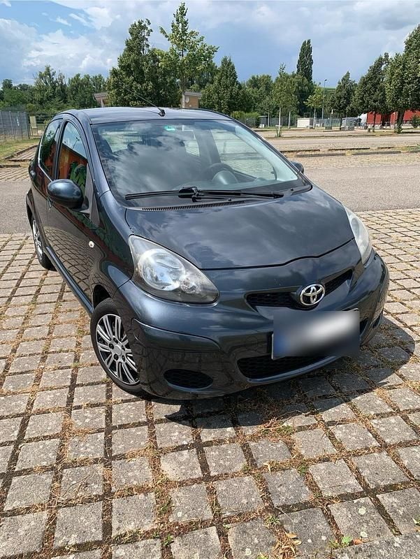 Grau Gebraucht 2010 Toyota Aygo Cool Kleinwagen | 2.800 € (Fairer Preis) - Bild 1/4