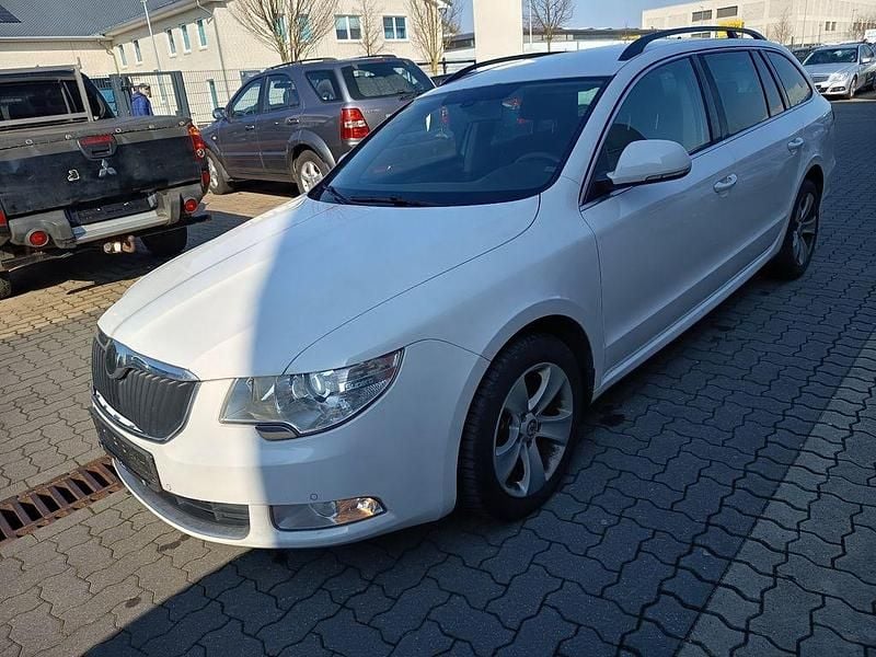 Gebraucht Skoda Superb Ambition 140 PS (102 kW) 2012 Weiß Kombi