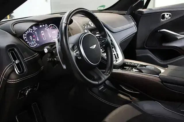 Gebraucht Aston Martin DBX 551 PS (405 kW) 2024 Onyx black SUV