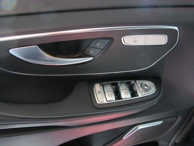 Gebraucht Mercedes V300 Avantgarde Edition 239 PS (175 kW) 2023 Rot Van / Kleinbus
