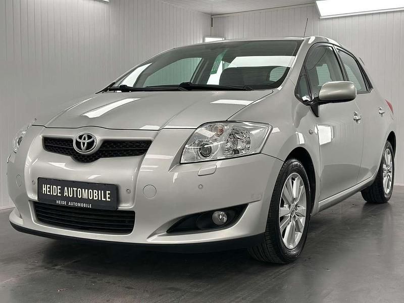 Silber Gebraucht 2008 Toyota Auris Executive Limousine | 5.990 € (Fairer Preis) - Bild 1/3