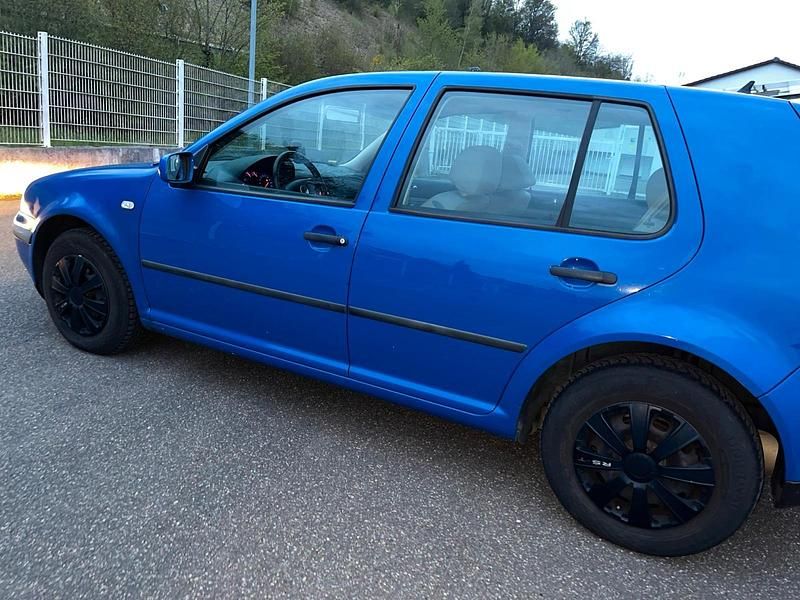 Blau Gebraucht 2000 VW Golf IV Kleinwagen | 1.300 € (Fairer Preis) - Bild 1/4