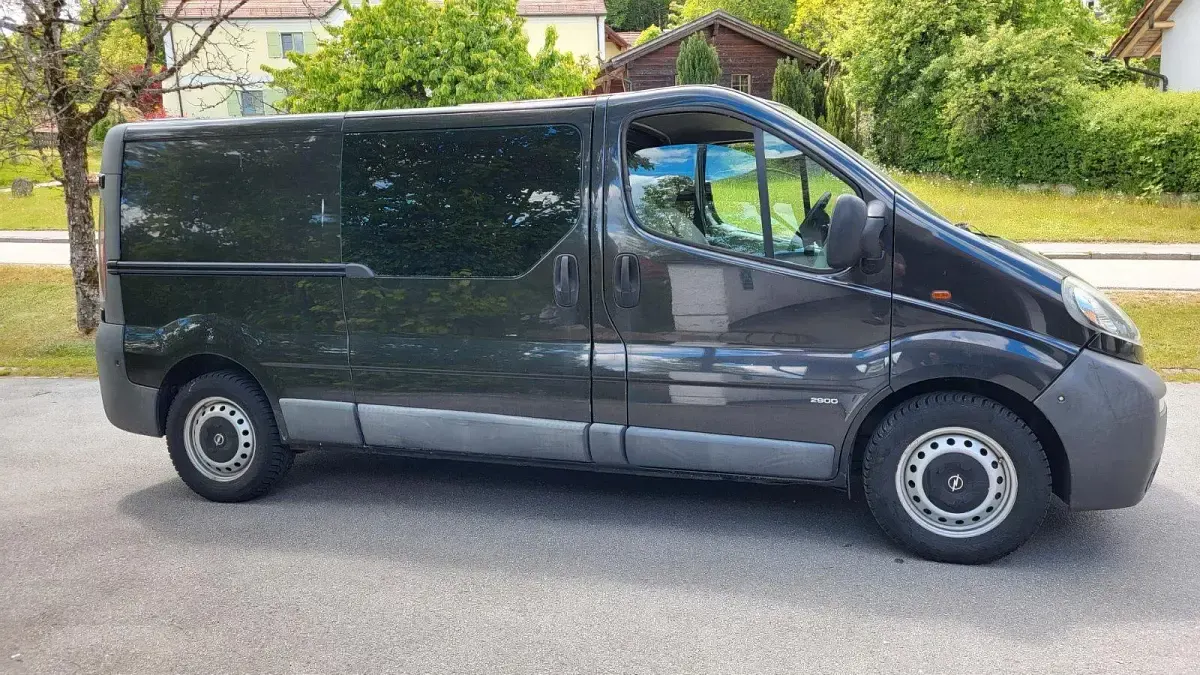 Używany Opel Vivaro 135 KM (99 kW) 2005 Czarny Minivan