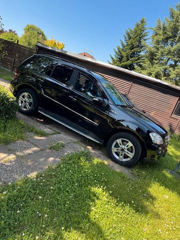 Schwarz Gebraucht 2007 Mercedes ML320 SUV | 10.999 € - Bild 1/4
