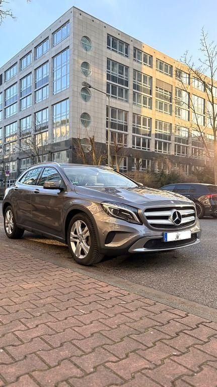 Gebraucht Mercedes GLA180 Urban 122 PS (89 kW) 2016 Grau SUV
