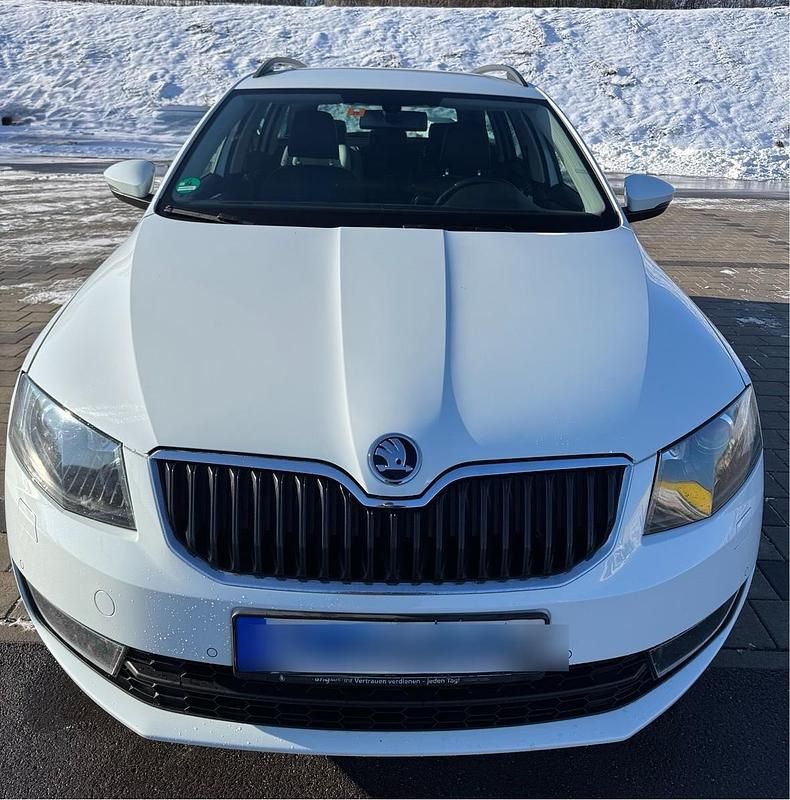 Weiß Gebraucht 2015 Skoda Octavia Kombi | 11.000 € - Bild 1/4