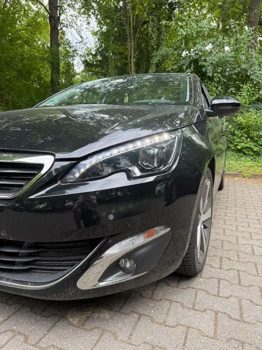 Gebraucht Peugeot 308 Allure 131 PS (96 kW) 2015 Schwarz Limousine