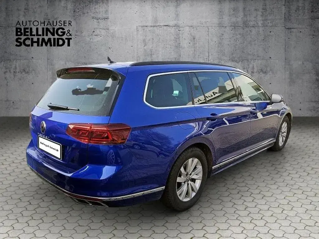 Gebraucht VW Passat R-line 150 PS (110 kW) 2023 Lapiz blue (metallic) Kombi