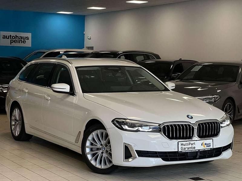 Alpinweiss iii Gebraucht 2022 BMW 540 Kombi | 33.799 € (Superpreis) - Bild 1/4