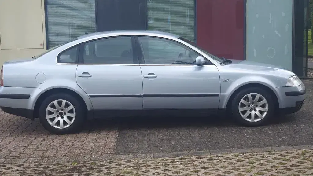 Gebraucht VW Passat 116 PS (85 kW) 2001 Blau Limousine