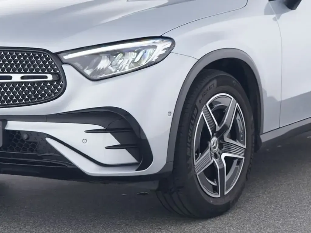 Gebraucht Mercedes GLC200 AMG 204 PS (150 kW) 2025 Lack hightechsilber (metallic) SUV