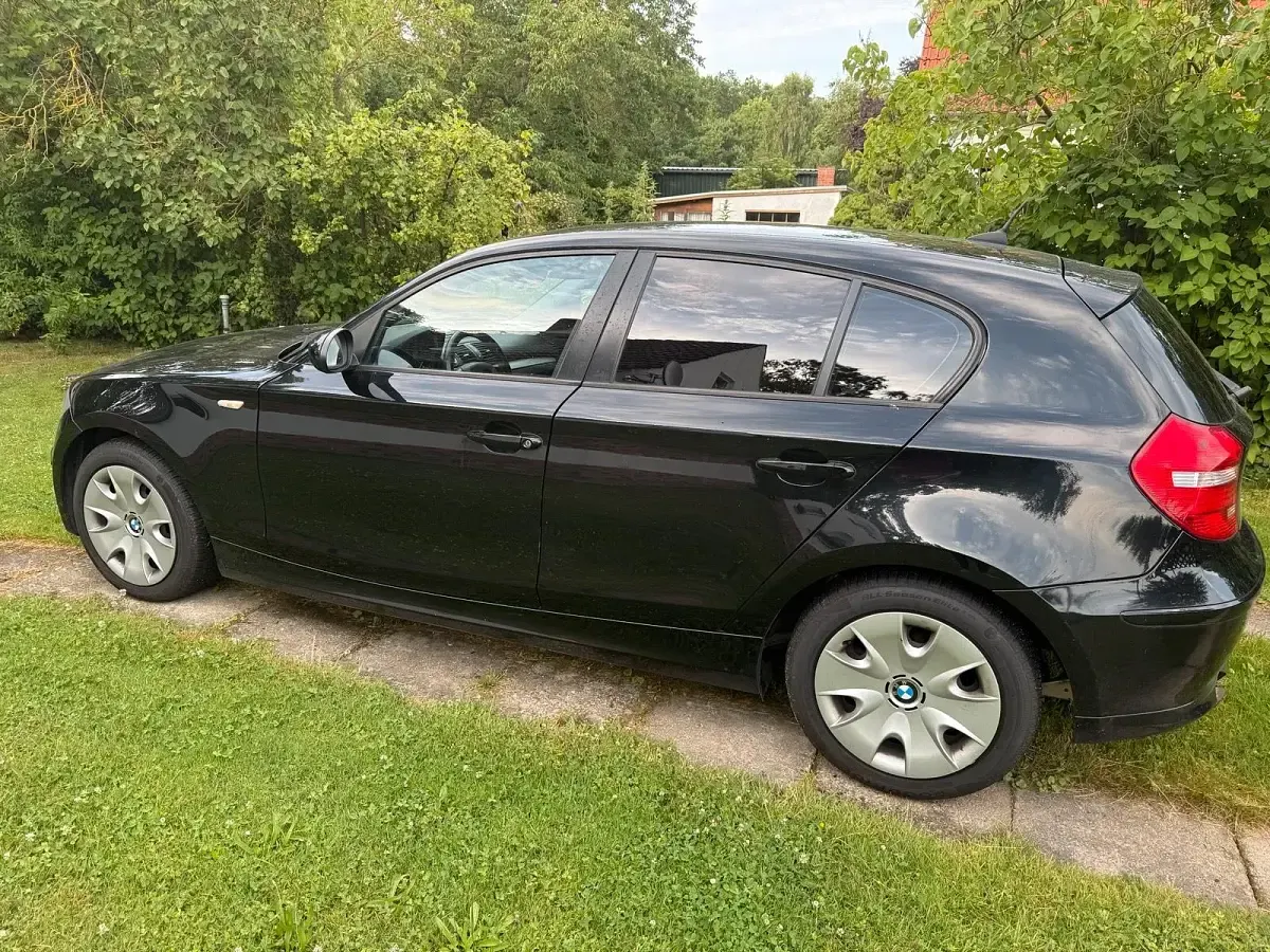 Gebraucht BMW 116 122 PS (89 kW) 2010 Schwarz Kleinwagen