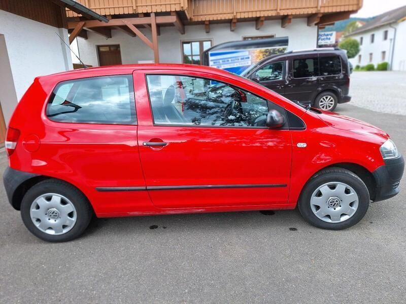 Rot Gebraucht 2011 VW Fox Kleinwagen | 2.900 € (Fairer Preis) - Bild 1/4