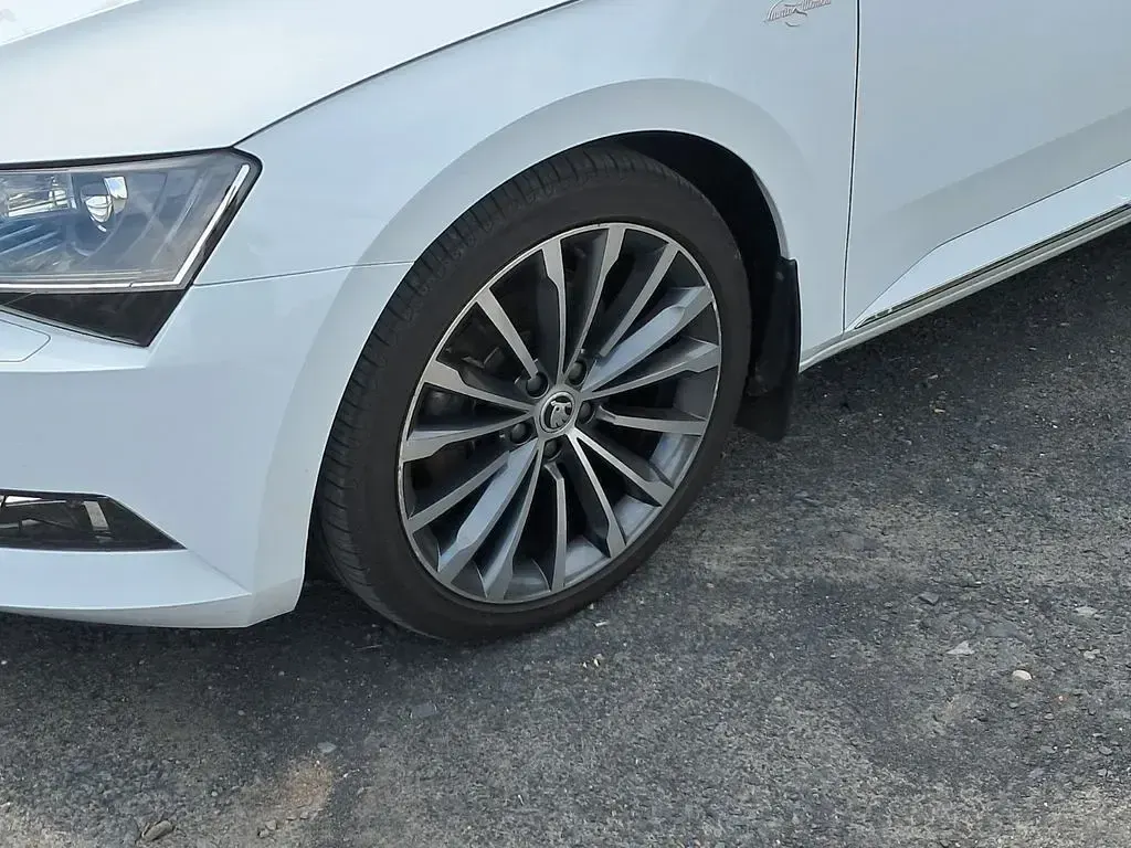 Gebraucht Skoda Superb LAURIN & KLEMENT 190 PS (139 kW) 2019 Weiß Kombi