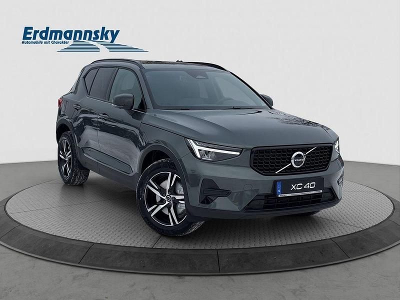 Neu Volvo XC40 Plus 163 PS (119 kW) 2026 Grün SUV