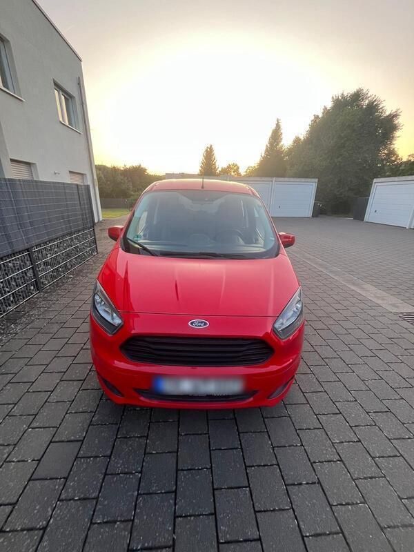 Rot Gebraucht 2017 Ford Tourneo Courier Van / Kleinbus | 9.900 € (Guter Preis) - Bild 1/4