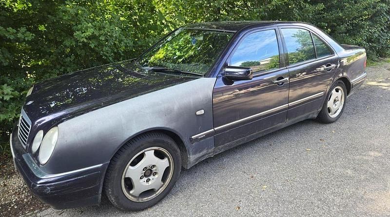 Schwarz Gebraucht 1998 Mercedes E280 Avantgarde Limousine | 2.900 € (Superpreis) - Bild 1/4