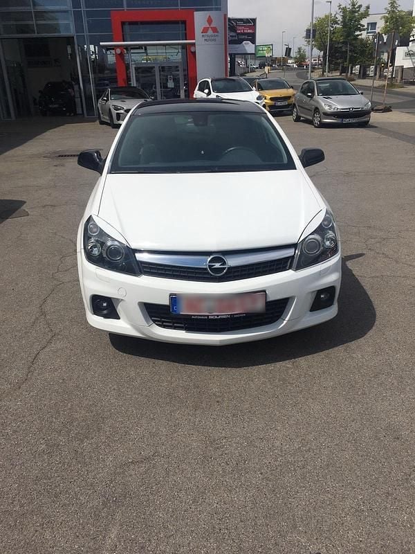 Weiß Gebraucht 2010 Opel Astra GTC Edition Coupé | 4.700 € - Bild 1/4