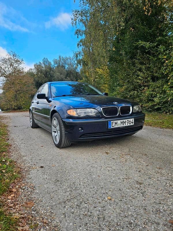 Blau Gebraucht 2003 BMW 318 Limousine | 1.600 € (Superpreis) - Bild 1/4