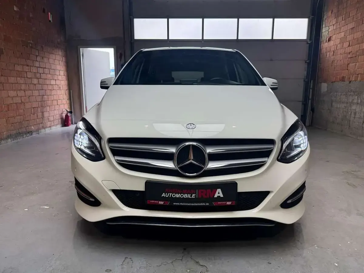 Gebraucht Mercedes B200 136 PS (100 kW) 2015 Calcitweiss  unilack Kleinwagen