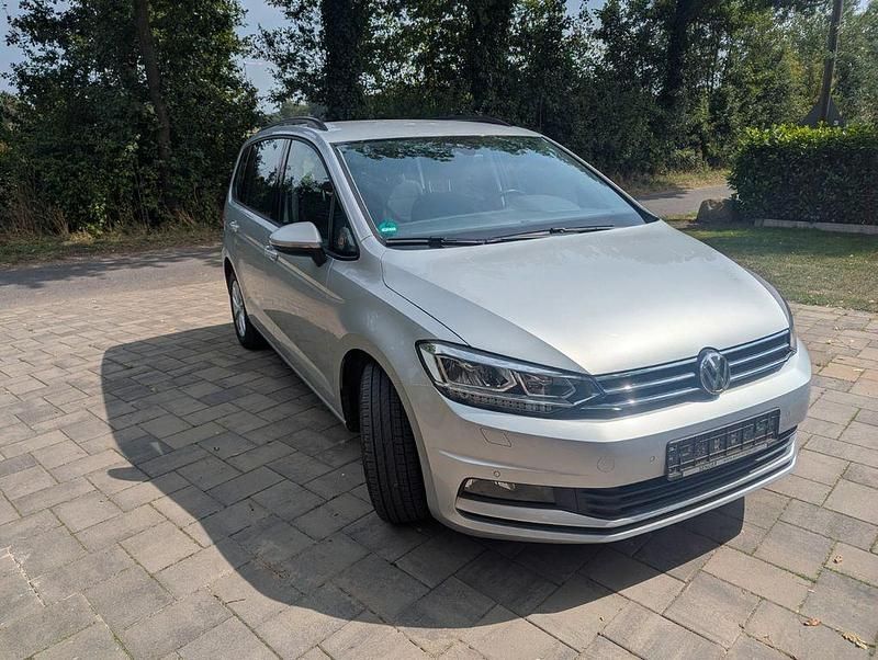 Silber Gebraucht 2018 VW Touran Comfortline Van / Kleinbus | 15.999 € (Fairer Preis) - Bild 1/4