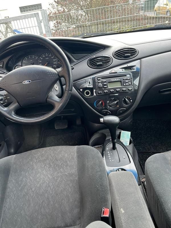 Gebraucht Ford Focus 100 PS (73 kW) 2001 Silber Limousine