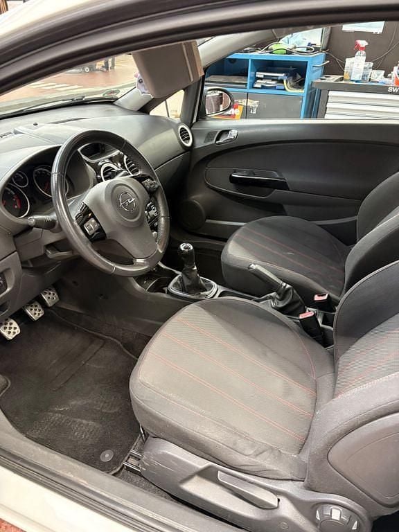 Gebraucht Opel Corsa Color Edition 101 PS (74 kW) 2011 Weiß Kleinwagen