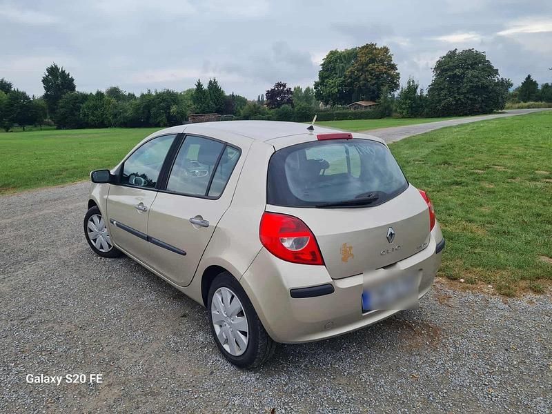 Beige Gebraucht 2006 Renault Clio III Kleinwagen | 1.700 € - Bild 1/4