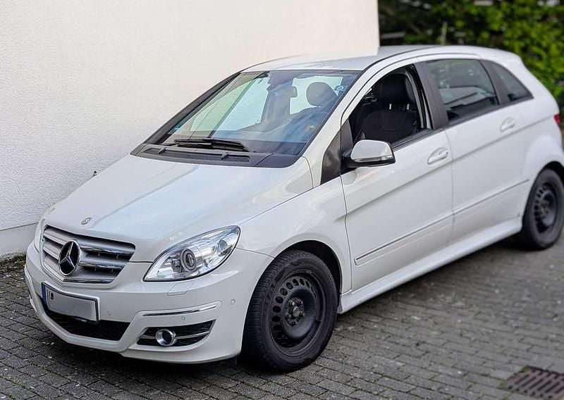 Weiß Gebraucht 2011 Mercedes B200 Sport Edition Van / Kleinbus | 5.500 € (Guter Preis) - Bild 1/4