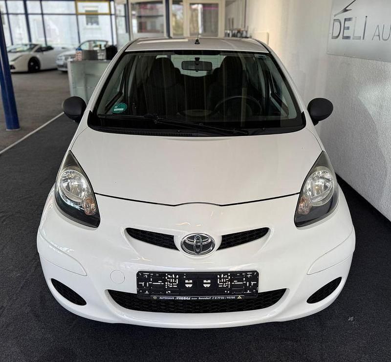 Gebraucht Toyota Aygo Basis 68 PS (50 kW) 2011 Weiß Kleinwagen