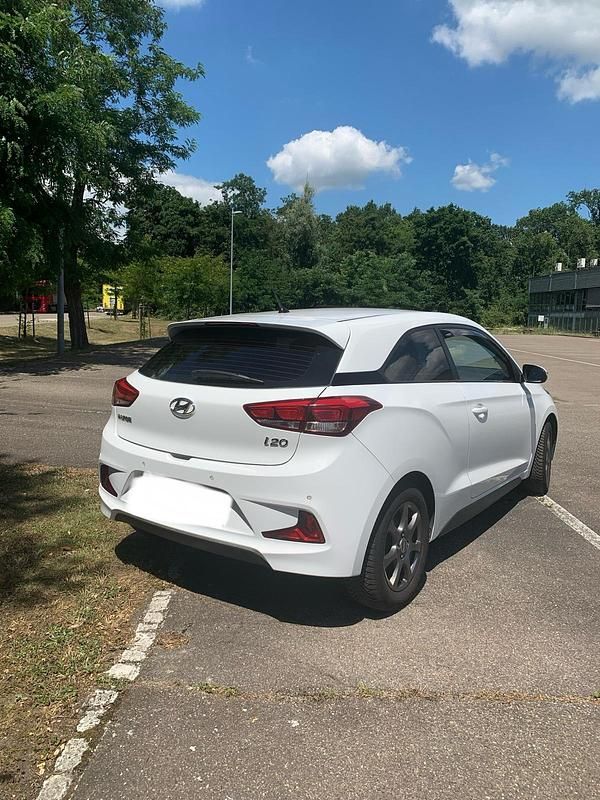 Gebraucht Hyundai i20 101 PS (74 kW) 2015 Weiß Kleinwagen