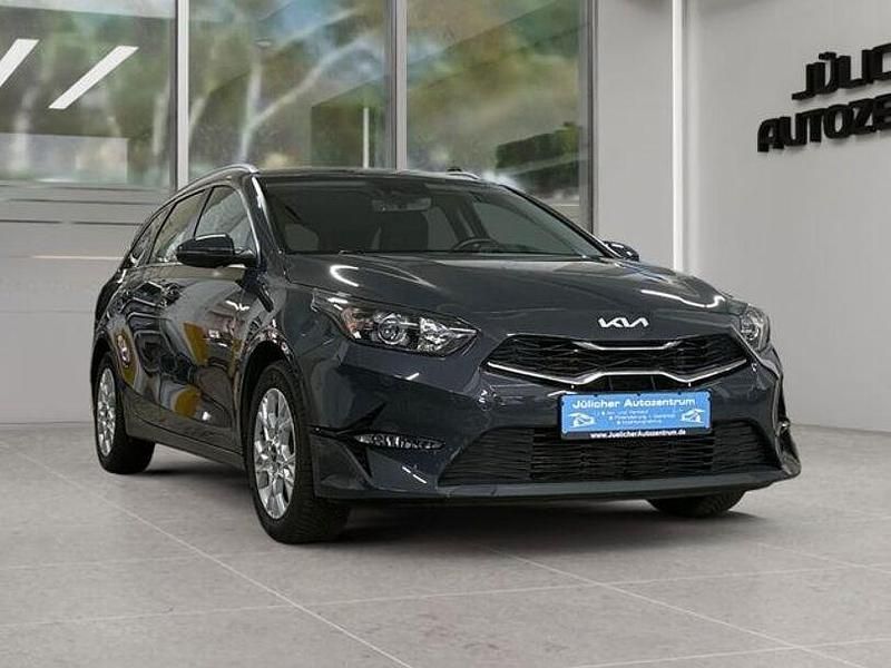 Grau Gebraucht 2023 Kia Ceed Sportswagon Active Kombi | 14.990 € - Bild 1/4
