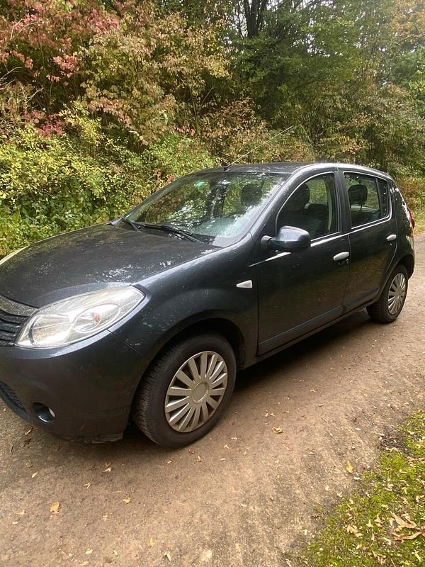 Grau Gebraucht 2009 Dacia Sandero Kleinwagen | 2.690 € (Etwas zu teuer) - Bild 1/4
