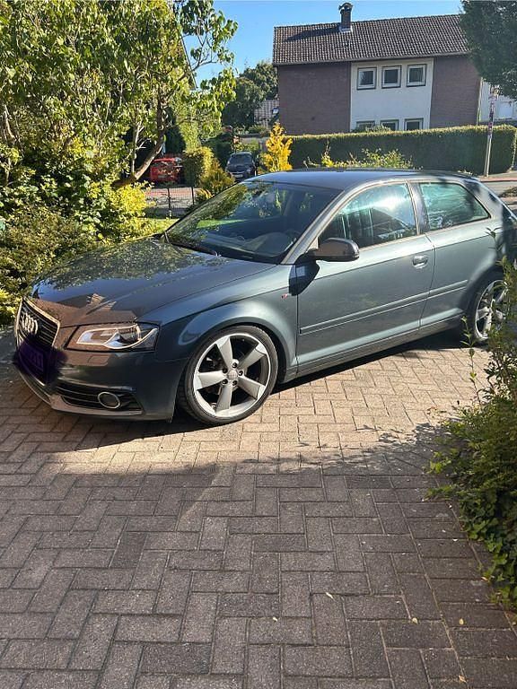 Grau Gebraucht 2011 Audi A3 S-Line Limousine | 9.000 € (Etwas zu teuer) - Bild 1/4