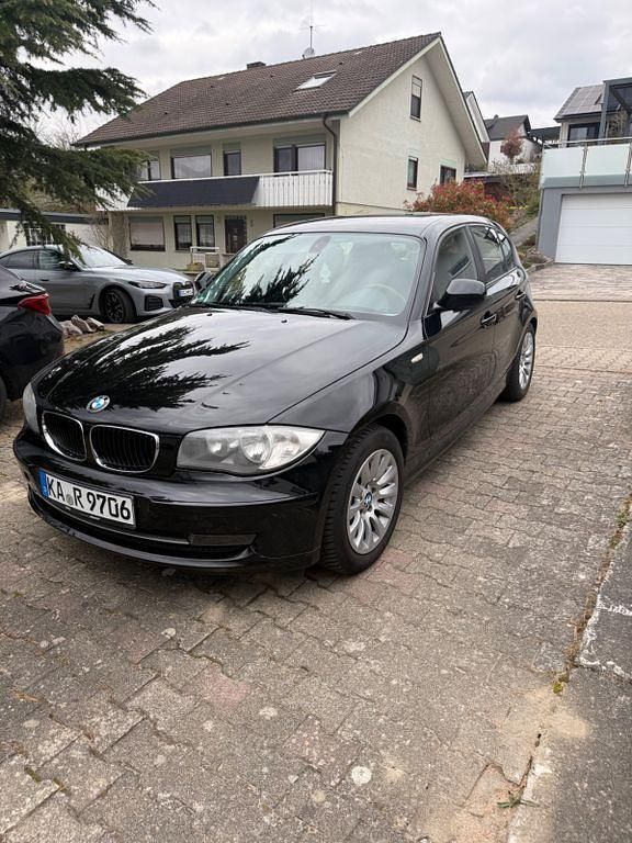 Gebraucht BMW 116 122 PS (89 kW) 2011 Schwarz Kleinwagen