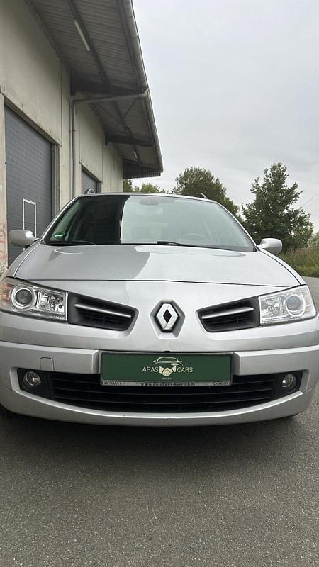 Silber Gebraucht 2009 Renault Mégane GrandTour Kombi | 2.590 € (Fairer Preis) - Bild 1/4