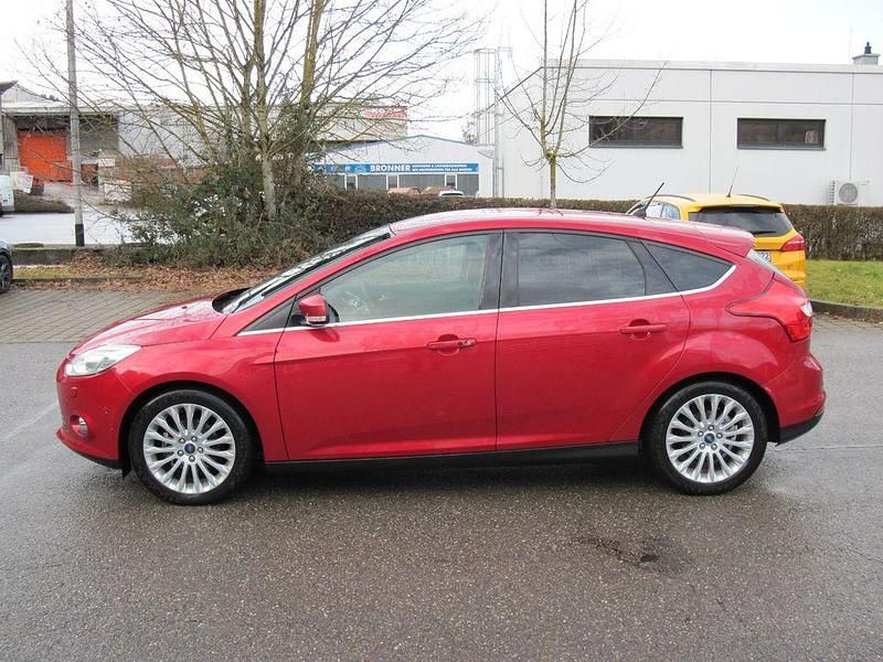 Rot Gebraucht 2012 Ford Focus Limousine | 3.300 € (Guter Preis) - Bild 1/4